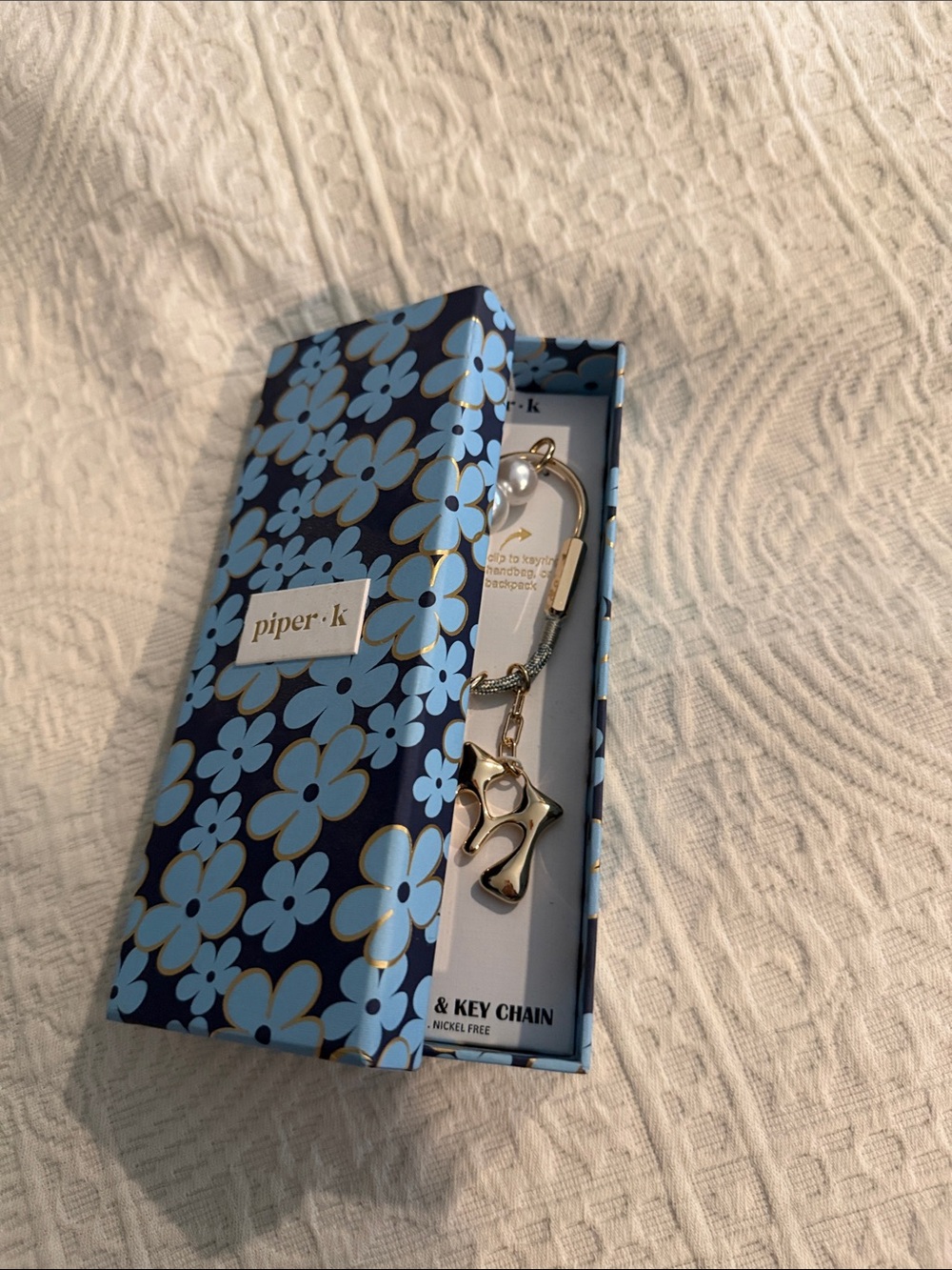 Piper·K Gold 'M' Initial Key Chain with Pearl Accent - Picture 2 of 2
